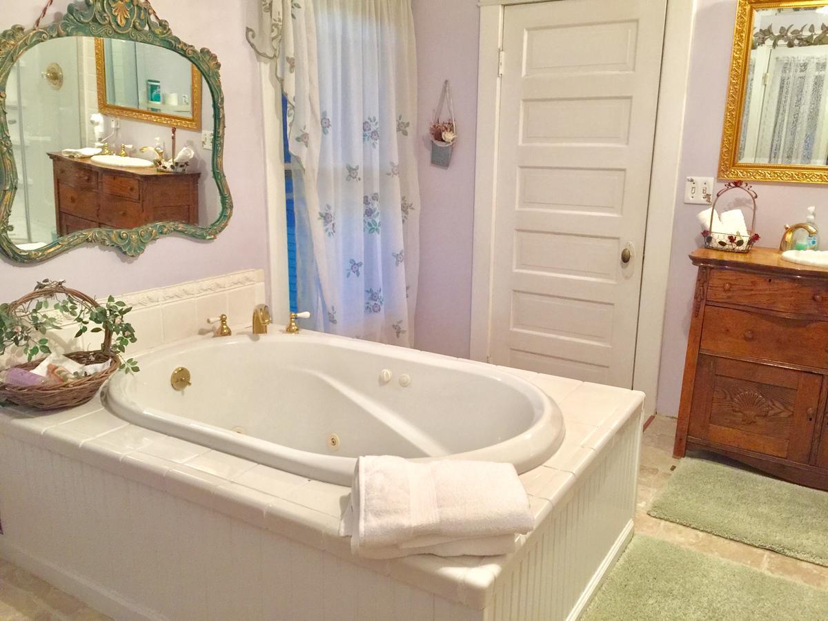 Scarlett House Victorian B & B Janesville Exterior photo