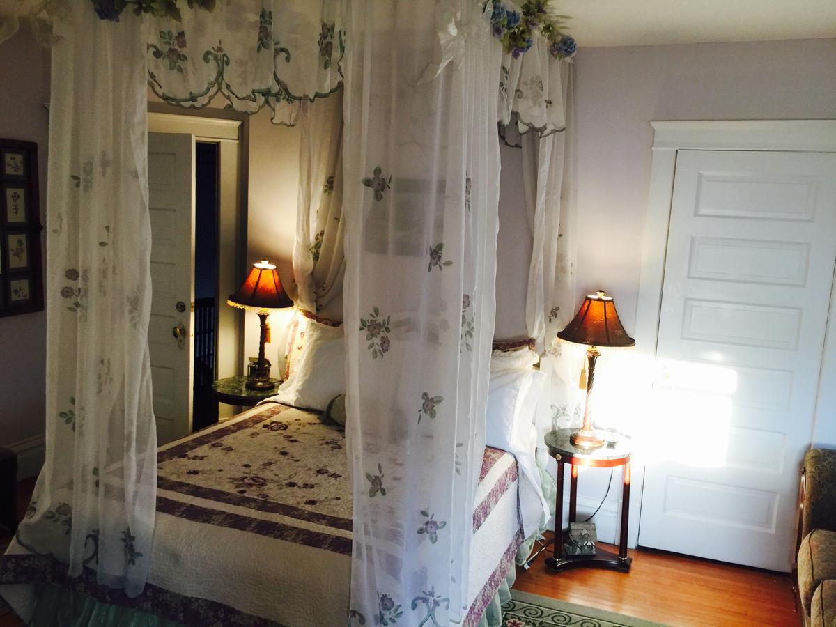 Scarlett House Victorian B & B Janesville Exterior photo